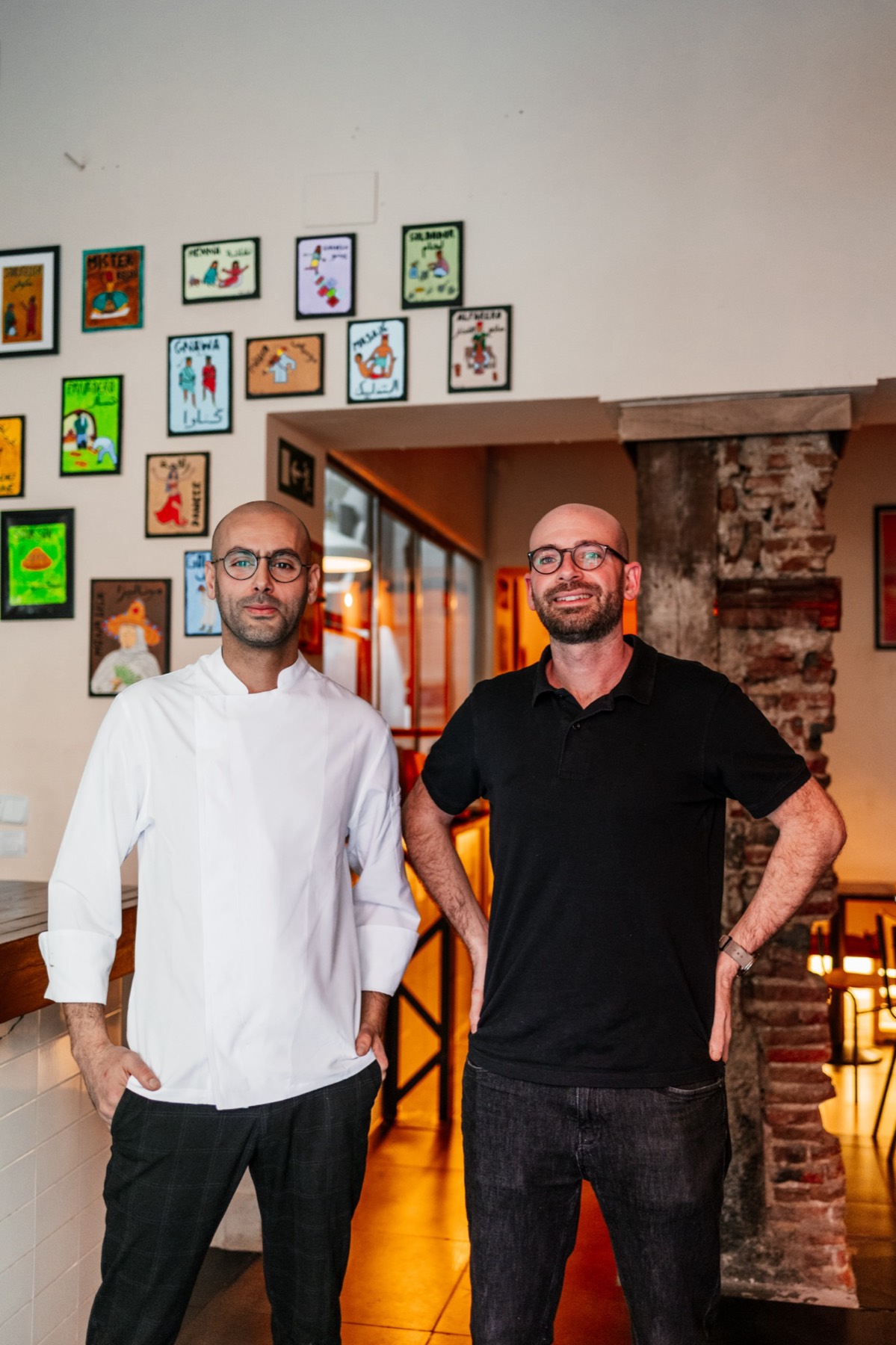 Los dos socios de Souksou en el comedor